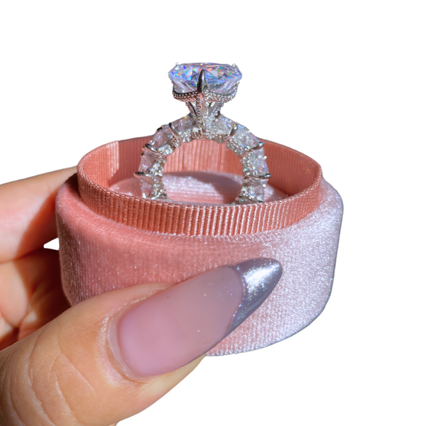 Uvarwen Moissanite Ring