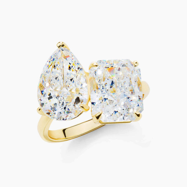 Lalinor engagement ring with 6.5-carat pear-shaped moissanite stones in a Toi Et Moi design on gold band