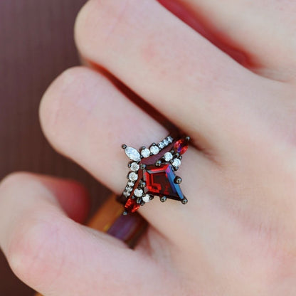Lunethil 1.6 Carat Kite Stackable Garnet Ring Set in Black Rhodium