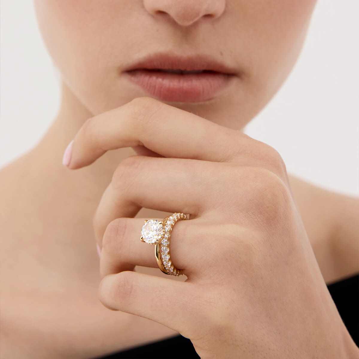 Zaelawen solitaire ring with 2-carat round moissanite stone and hidden halo sparkle on hand