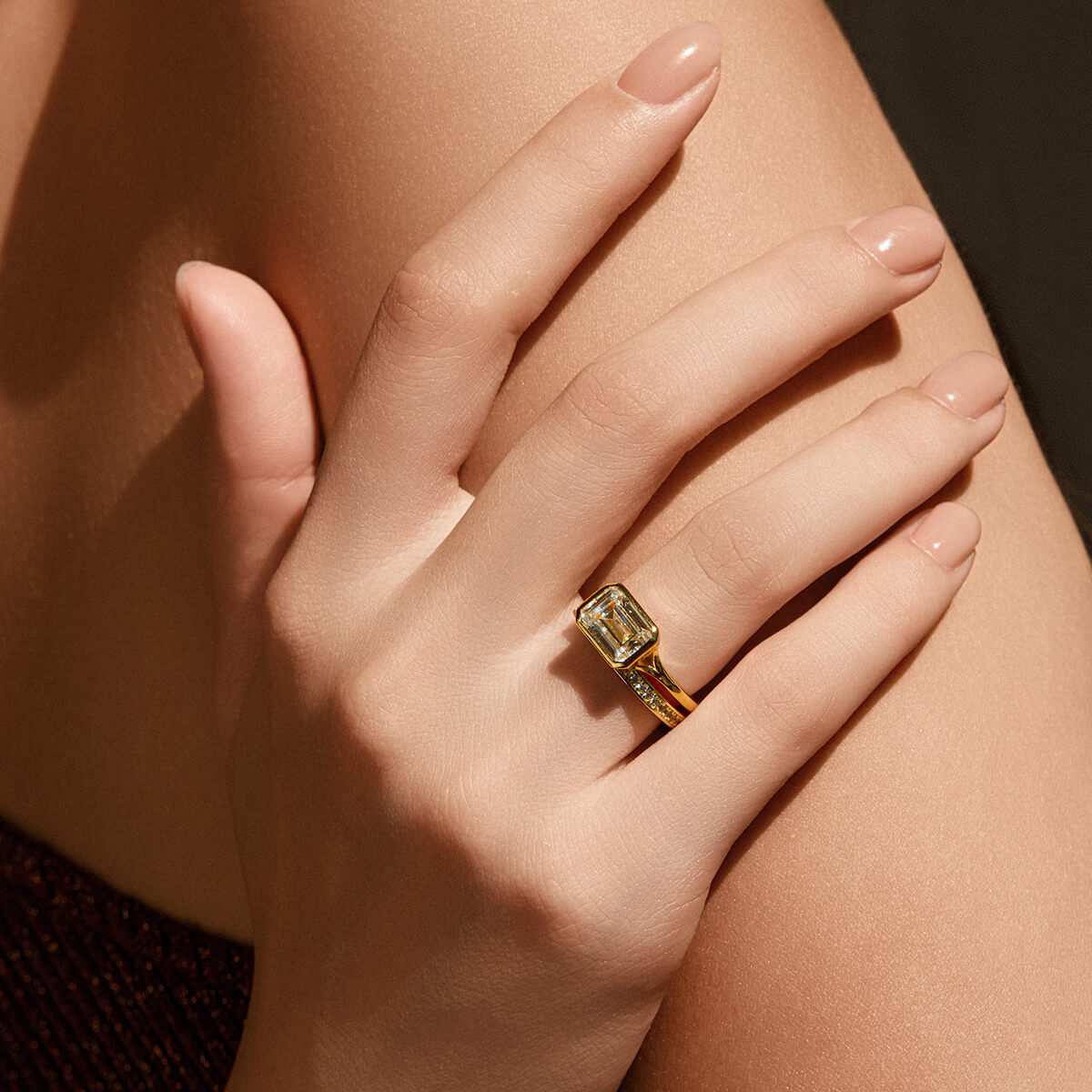 Roen Ring Damariel with split shank and emerald-shaped moissanite solitaire on hand