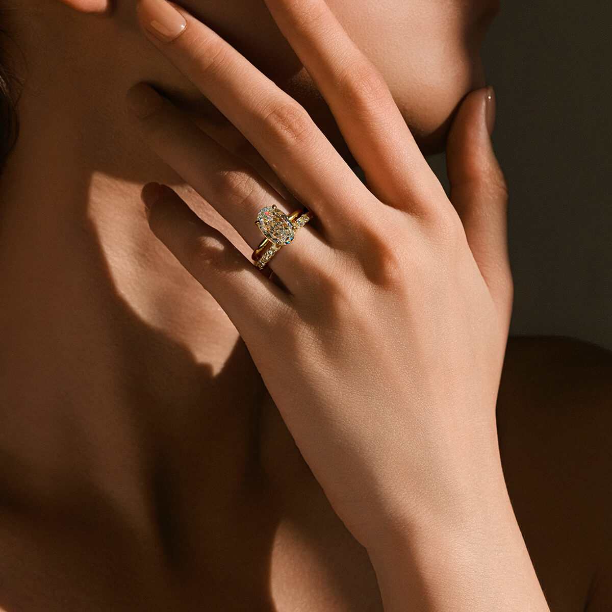 Elegant Deus Ring Pherinwen with an oval-cut 3-carat moissanite and crushed ice effect solitaire design