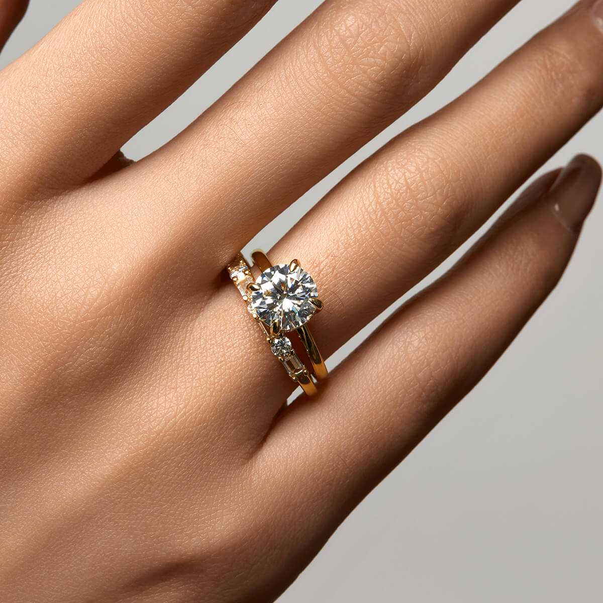 Zaelawen gold ring with 2-carat round moissanite stone and hidden halo on hand