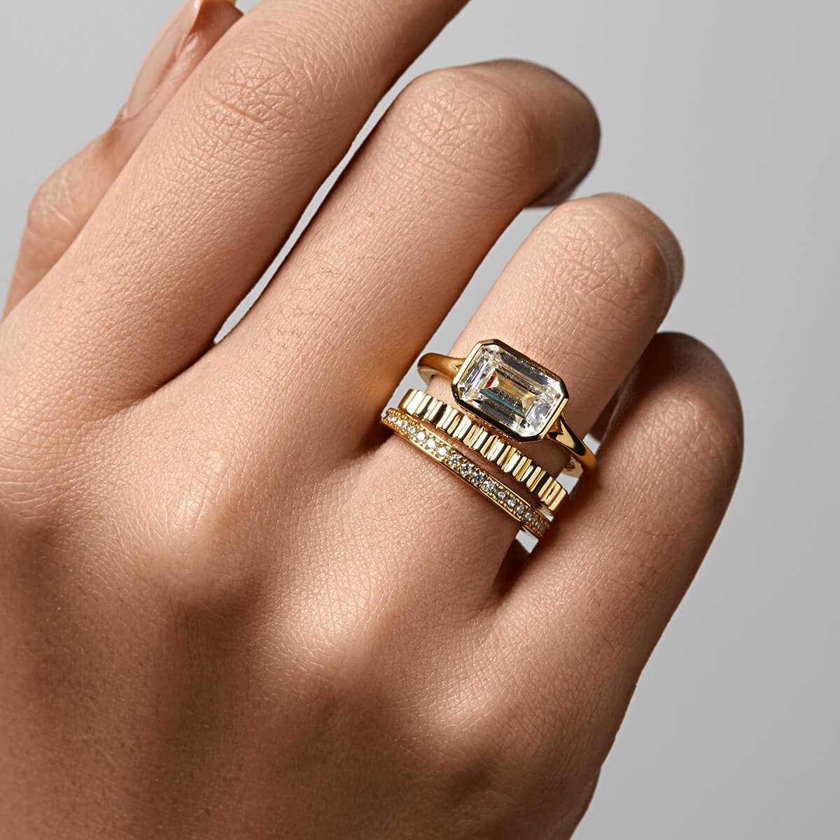 Roen Ring Damariel with 2.3 carat emerald-shaped moissanite and split shank design on hand