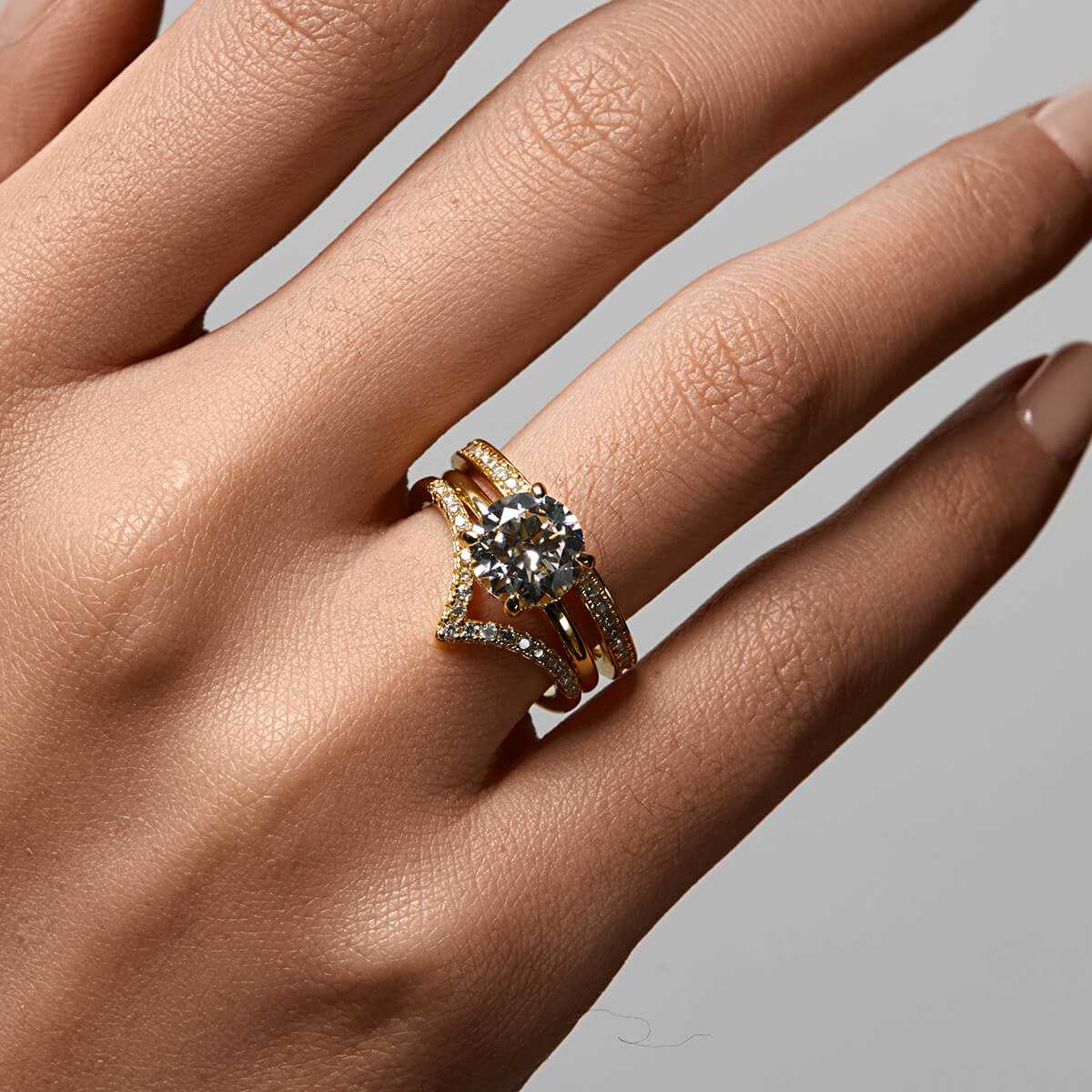 Zaelawen gold ring with 2-carat round moissanite and hidden halo sparkle on hand