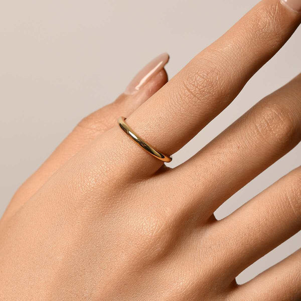 Ionaria gold wedding ring on finger with sleek and elegant design