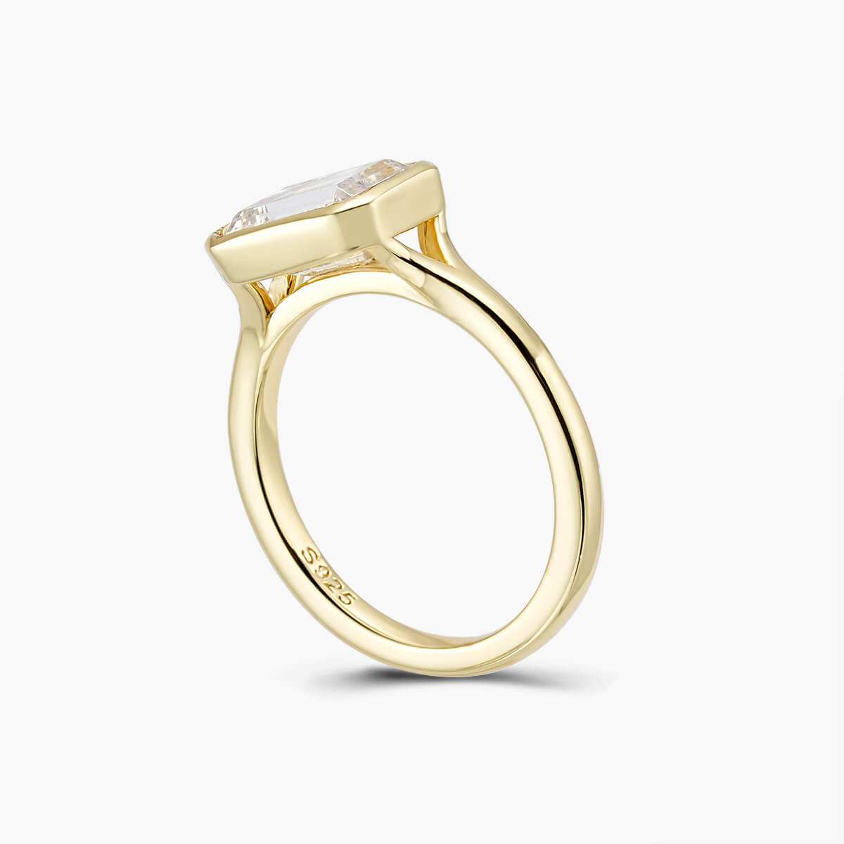 Roen Ring Damariel solitaire with split shank and emerald-shaped moissanite stone in gold