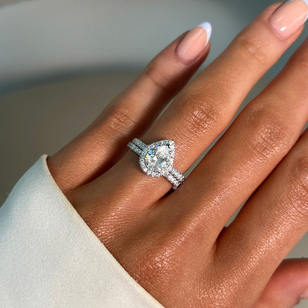 Malorwen 2 Carat Pear Halo Moissanite Ring Set