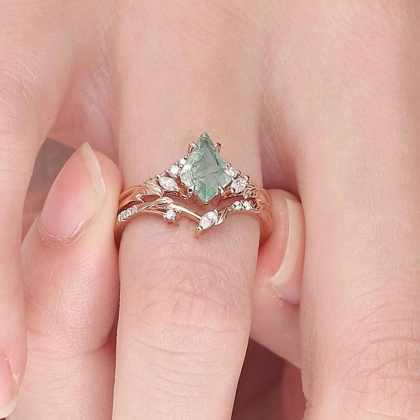 Wyselwen 1.2 Carat Kite Solitaire Moss Agate Ring in 925 Silver