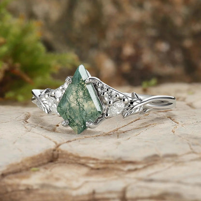Wyselwen 1.2 Carat Kite Solitaire Moss Agate Ring in 925 Silver