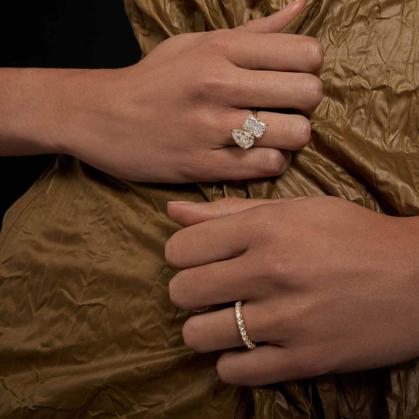 Lalinor Toi Et Moi engagement ring with 6.5-carat pear-shaped moissanite stones on hand