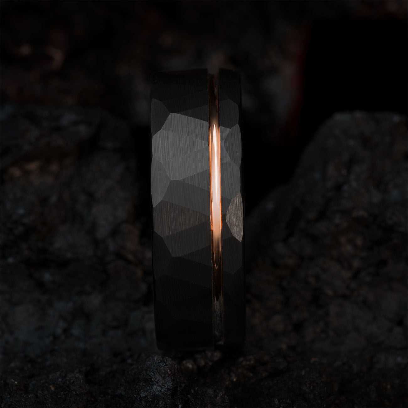 Auranel wedding band with hammered black exterior and rose gold sleeve, 8 mm wide, stylish and bold design