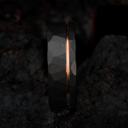 Auranel wedding band with hammered black exterior and rose gold sleeve, 8 mm wide, stylish and bold design