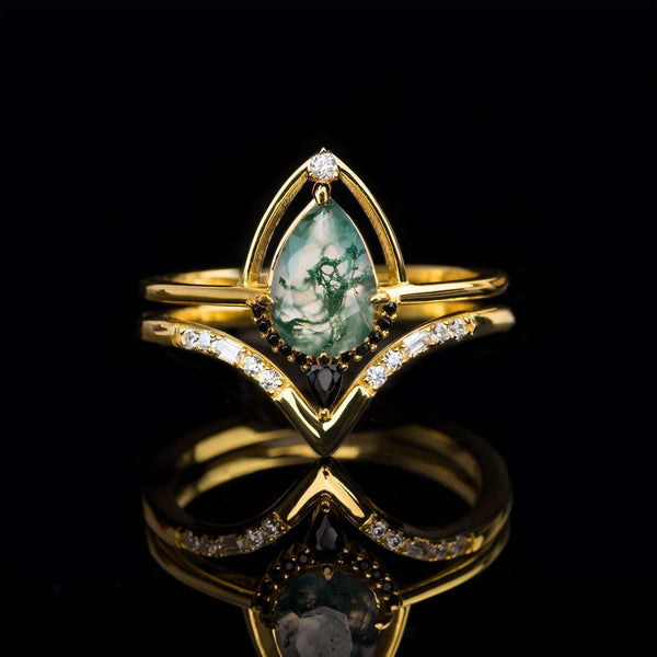 Delthriel gold ring set with pear-shaped moss agate, white and black diamonds, stackable design