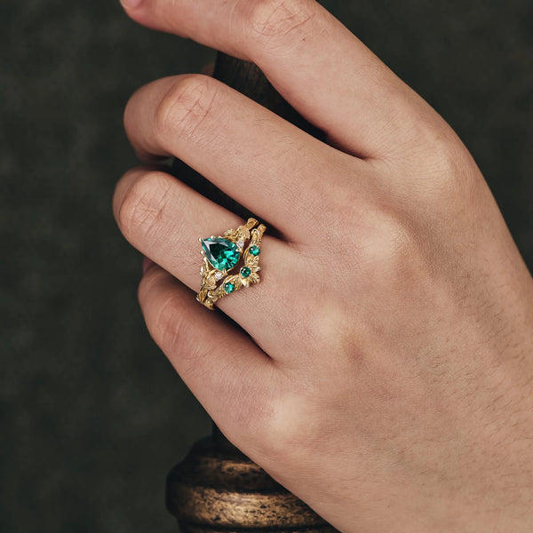 Pyrelia 1.3 Carat Pear Stackable Emerald Ring Set in 18K Yellow Gold