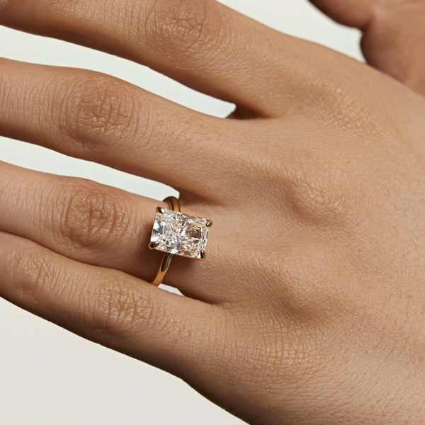 Daia Ring Vinalwen solitaire engagement ring with 4-carat radiant moissanite on hand