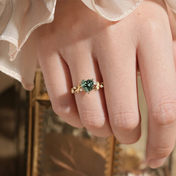 Orlynna 1 Carat Heart Solitaire Sapphire Ring in 18K Yellow Gold